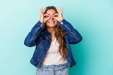 Mavi arka planda izole edilmiş beyaz bir kadın gözlerinde sorun olmadığını gösteriyor.