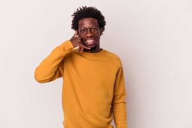 Beyaz arka planda izole edilmiş genç Afro-Amerikalı bir adam parmakları olan bir cep telefonu hareketi gösteriyor..