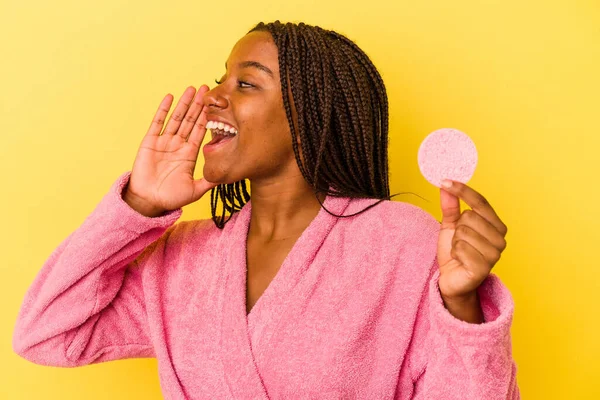 Mladá Africká Americká Žena Županu Drží Make Disk Izolovaný Žlutém — Stock fotografie