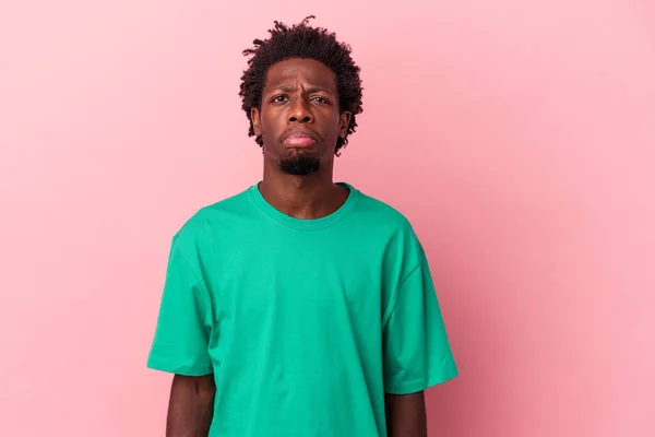 Jonge Afro Amerikaanse Man Geïsoleerd Roze Achtergrond Verdrietig Ernstig Gezicht — Stockfoto