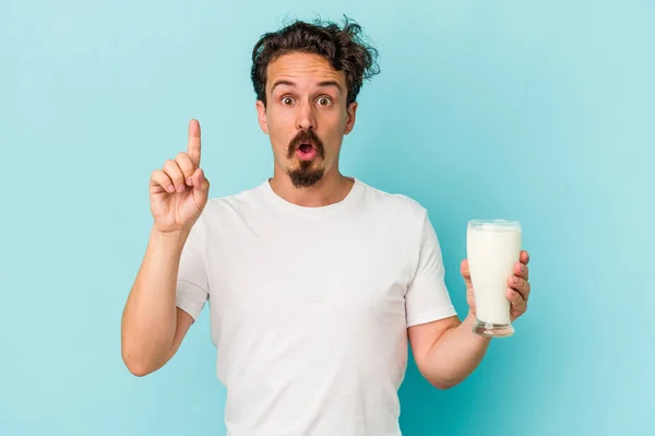 Joven Hombre Caucásico Sosteniendo Vaso Leche Aislado Sobre Fondo Azul — Foto de Stock