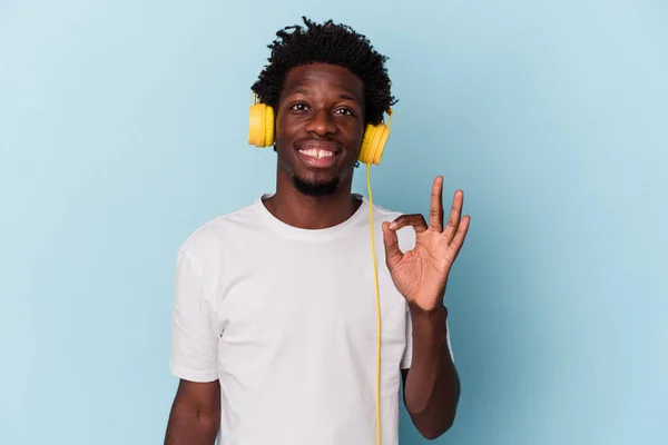 Joven Afroamericano Hombre Escuchando Música Aislado Sobre Fondo Azul Alegre —  Fotos de Stock