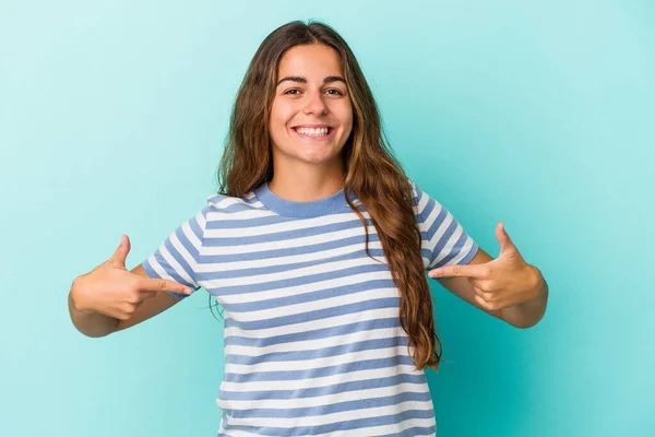 Mladá Běloška Izolovaná Modrém Pozadí Ukazuje Prstem Dolů Pozitivní Pocit — Stock fotografie