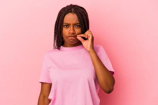 Genç Afrikalı Amerikalı Kadın Pembe Arka Planda Izole Edilmiş Parmakları — Stok fotoğraf