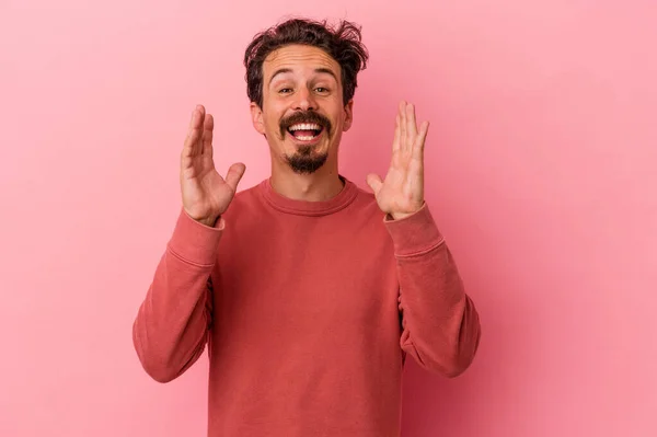Νεαρός Καυκάσιος Άνδρας Απομονωμένος Ροζ Φόντο Γελάει Δυνατά Κρατώντας Χέρι — Φωτογραφία Αρχείου