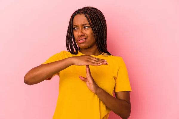 Молода Афроамериканська Жінка Ізольована Рожевому Фоні Показує Хронометражний Жест — стокове фото