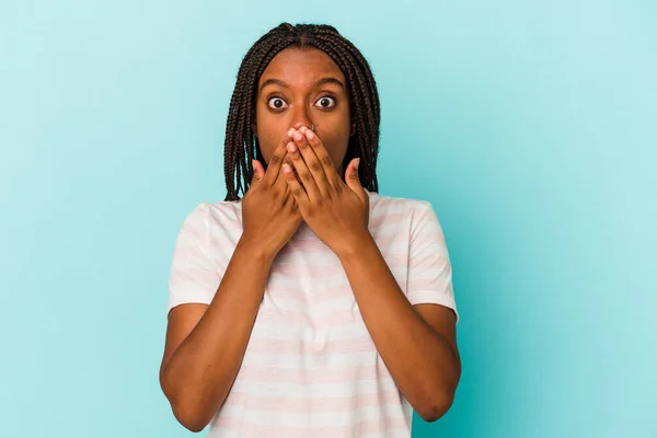 Młoda Afroamerykanka Odizolowana Niebieskim Tle Zszokowana Zakrywająca Usta Dłońmi Pragnąca — Zdjęcie stockowe