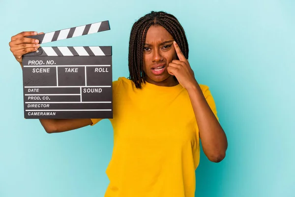 Jonge Afrikaanse Amerikaanse Vrouw Houden Een Klapbord Geïsoleerd Blauwe Achtergrond — Stockfoto