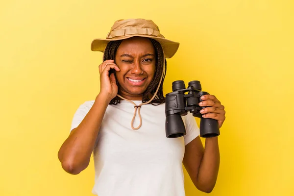 Молода Африканська Дослідниця Дослідниця Яка Тримає Бінокль Ізольований Жовтому Фоні — стокове фото