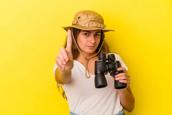 Young Caucasian Woman Holding Binoculars Isolated Yellow Background Showing Number — Stock Photo, Image