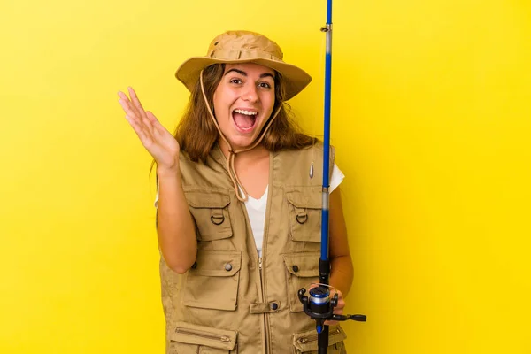 Jovem Pescador Caucasiano Segurando Uma Vara Isolada Fundo Amarelo Recebendo — Fotografia de Stock