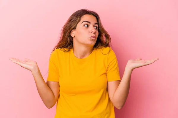 Jeune Femme Caucasienne Isolée Sur Fond Rose Épaules Confuses Douteuses — Photo