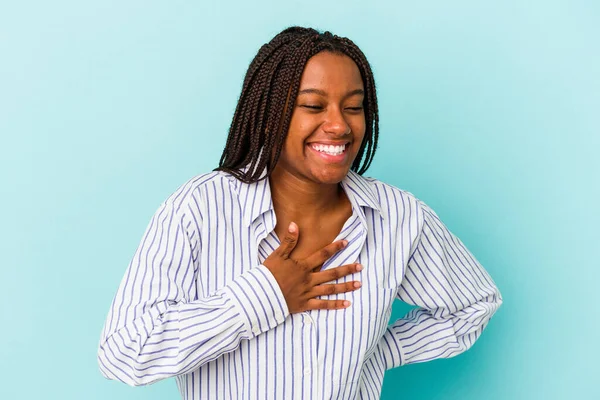 青を背景に孤立した若いアフリカ系アメリカ人女性が手を取り合って笑い 幸せの概念 — ストック写真