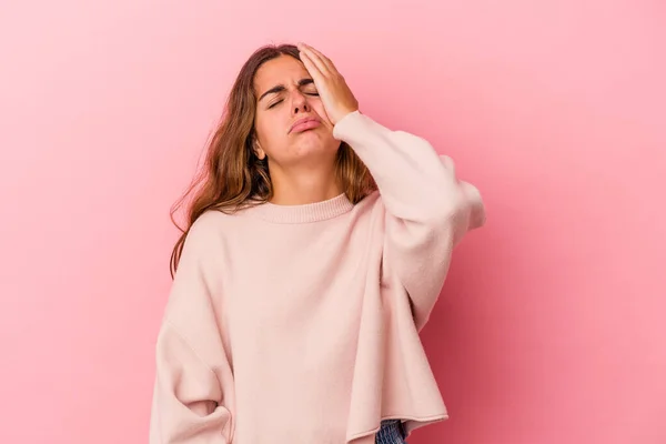 Mujer Joven Caucásica Aislada Sobre Fondo Rosa Cansada Muy Somnolienta —  Fotos de Stock