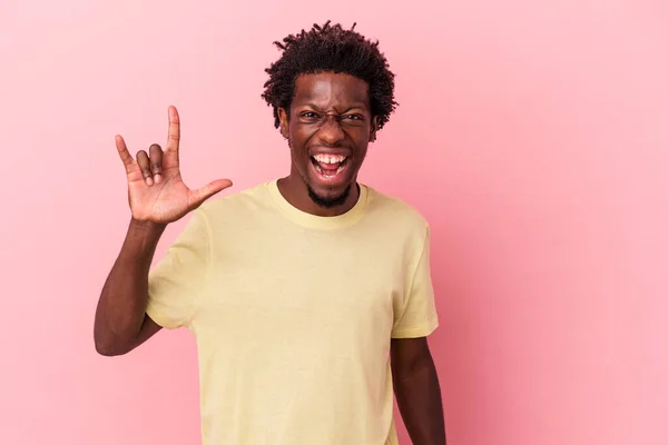 Jonge Afro Amerikaanse Man Geïsoleerd Roze Achtergrond Met Een Horens — Stockfoto