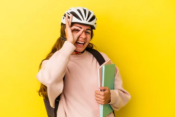 若いですCaucasian学生女性身に着けていますAバイクヘルメット隔離されました上の黄色の背景励起キープオックジェスチャーオン目 — ストック写真