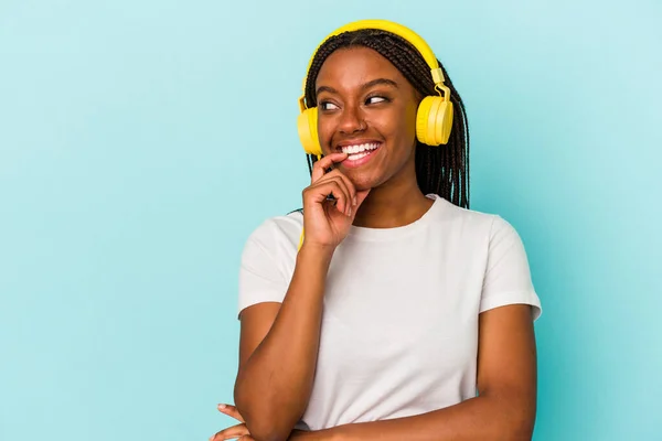 Young African American Woman Listening Music Isolated Blue Background Relaxed — Stockfoto