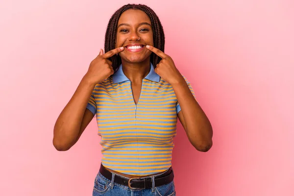 Młoda Afroamerykanka Odizolowana Różowym Tle Uśmiecha Się Wytykając Palcami Usta — Zdjęcie stockowe