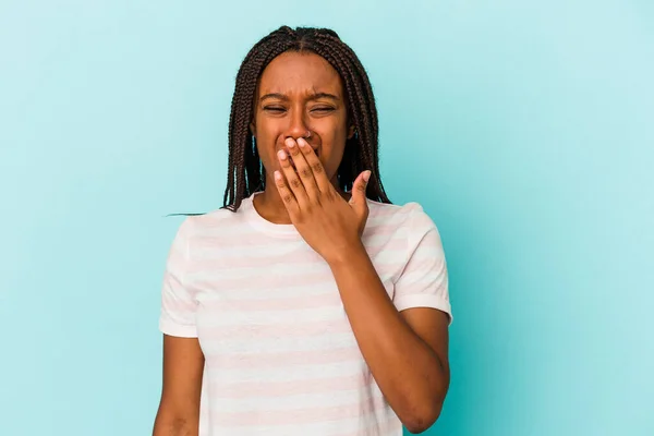 若いですアフリカ系アメリカ人女性孤立しました上の青の背景YawningショーA疲れてジェスチャーカバー口と手 — ストック写真