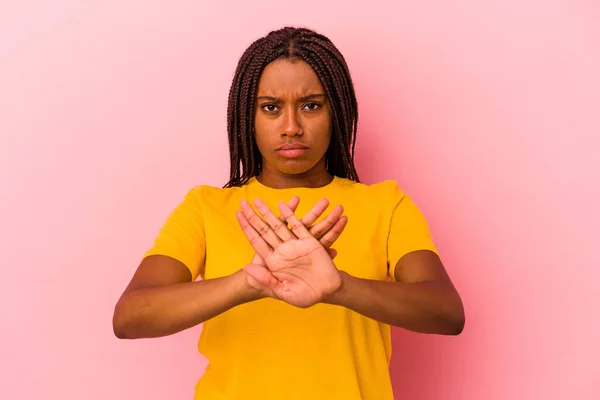 Молода Афроамериканська Жінка Ізольована Рожевому Фоні Стоїть Витягнутою Рукою Показуючи — стокове фото