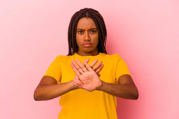 Ung Afrikansk Amerikansk Kvinna Isolerad Rosa Bakgrund Står Med Utsträckt — Stockfoto