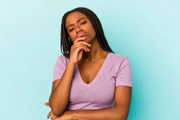 Young African American Woman Isolated Blue Background Thinking Looking Being — Stock Photo, Image