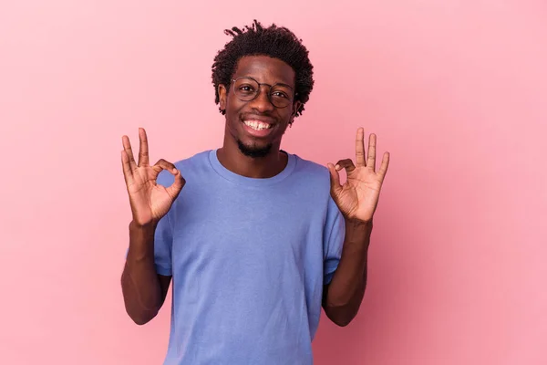 Jonge Afrikaanse Amerikaanse Man Geïsoleerd Roze Achtergrond Vrolijk Zelfverzekerd Tonen — Stockfoto