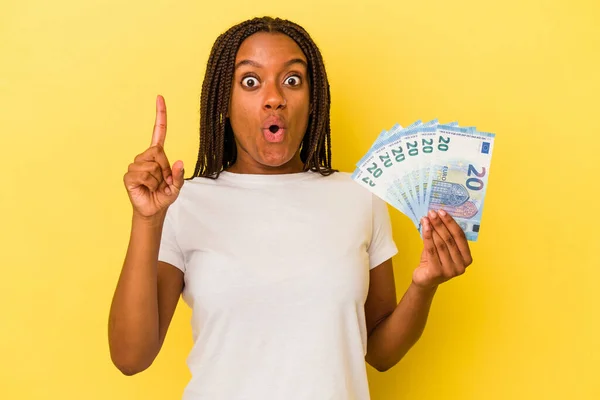 Молодая Африканская Американка Держащая Банкноты Изолированные Желтом Фоне Имеющая Отличную — стоковое фото