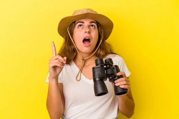 Junge Kaukasische Frau Mit Fernglas Isoliert Auf Gelbem Hintergrund Zeigt — Stockfoto