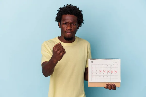 Jonge Afro Amerikaanse Man Houdt Kalender Geïsoleerd Blauwe Achtergrond Tonen — Stockfoto