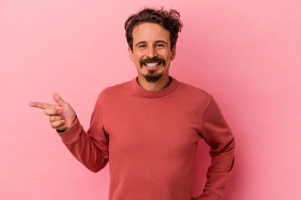 Young Caucasian Man Isolated Pink Background Smiling Cheerfully Pointing Forefinger — ストック写真