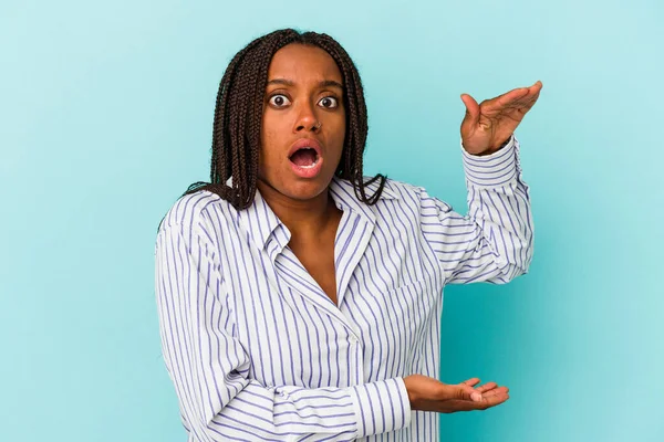 Young African American Woman Isolated Blue Background Shocked Amazed Holding — Stock Photo, Image