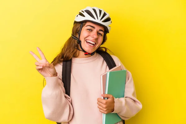 배경에는 자전거 헬멧을 배경에 고립되어 여학생 손가락으로 평화의 상징을 자랑스럽고 — 스톡 사진