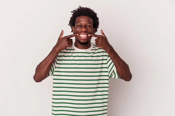 Молодий Афроамериканець Ізольований Білому Фоні Посміхається Показуючи Пальцями Рот — стокове фото