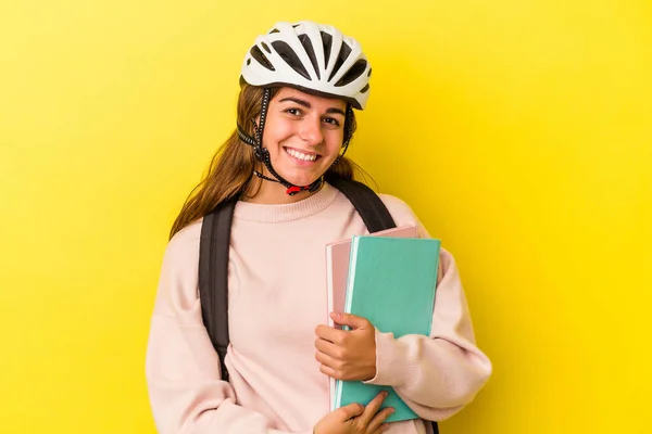 배경에 고립된 자전거 헬멧을 행복하게 코카서스 여학생 — 스톡 사진