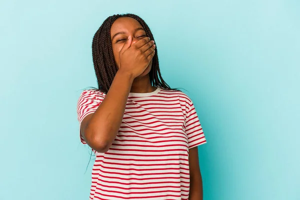 Молодая Африканская Американка Изолированная Синем Фоне Смеялась Счастливой Беззаботной Естественной — стоковое фото