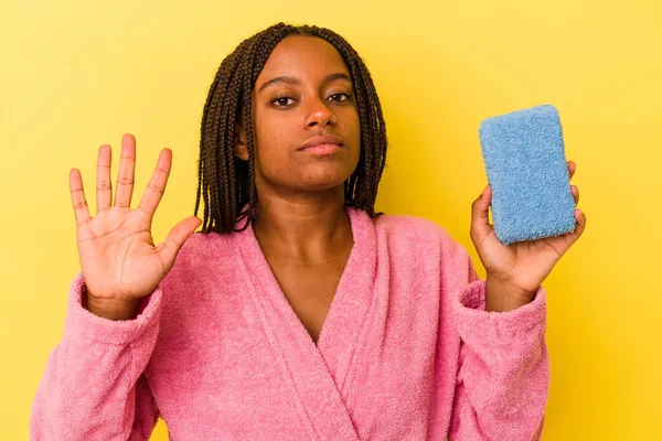 Giovane Donna Afroamericana Con Accappatoio Che Tiene Una Spugna Blu — Foto Stock