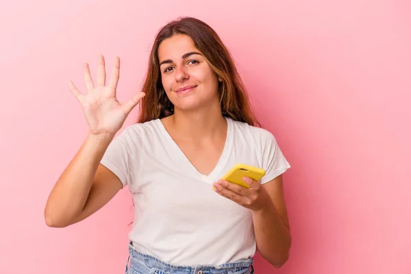 Joven Mujer Caucásica Usando Teléfono Móvil Aislado Sobre Fondo Rosa —  Fotos de Stock