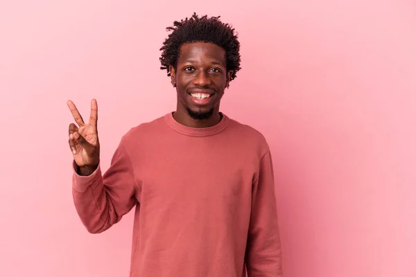 年轻的非洲裔美国人 背景粉红 心情愉快 无忧无虑 用手指展示和平的象征 — 图库照片