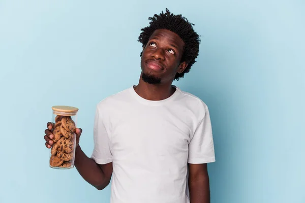 초콜릿 과자를 아프리카 미국인 남자는 목표와 목적을 이루려는 위에서 고립되어 — 스톡 사진