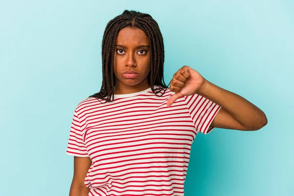 Mujer Afroamericana Joven Aislada Sobre Fondo Azul Mostrando Gesto Aversión —  Fotos de Stock