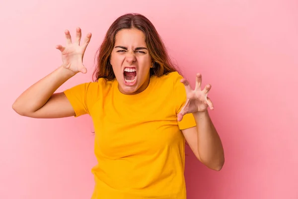 Giovane Donna Caucasica Isolata Sfondo Rosa Sconvolto Urlando Con Mani — Foto Stock