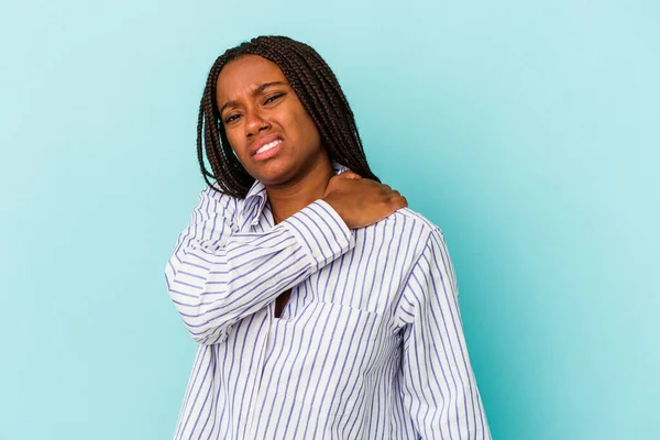 Jong Afrikaans Amerikaans Vrouw Geïsoleerd Blauwe Achtergrond Met Een Schouder — Stockfoto