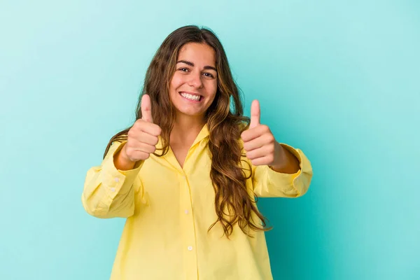 Jonge Blanke Vrouw Geïsoleerd Blauwe Achtergrond Glimlachen Het Verhogen Van — Stockfoto