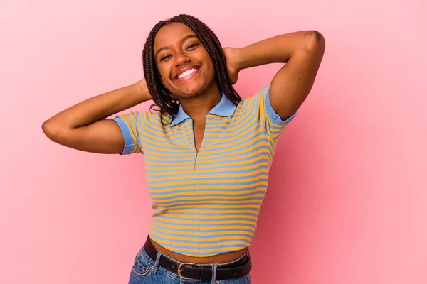 年轻的非洲裔美国妇女 靠粉色背景被隔离 手臂伸展 姿势放松 — 图库照片