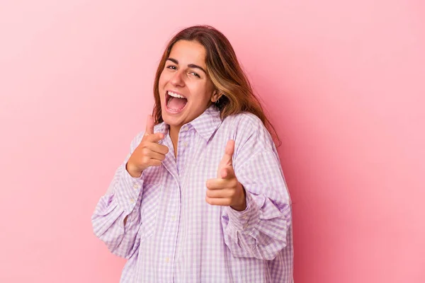 Jonge Kaukasische Vrouw Geïsoleerd Roze Achtergrond Wijzend Naar Voren Met — Stockfoto