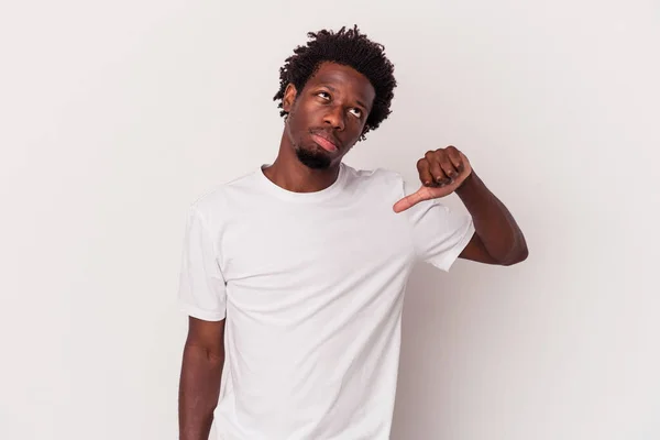 Junger Afrikanisch Amerikanischer Mann Isoliert Auf Weißem Hintergrund Zeigt Eine — Stockfoto