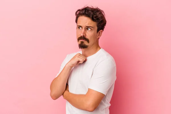 Young Caucasian Man Isolated Pink Background Confused Feels Doubtful Unsure — Stock Photo, Image