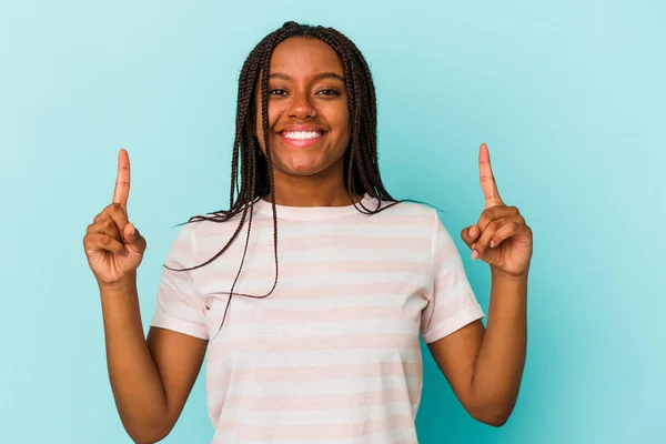 Νεαρή Αφροαμερικανή Γυναίκα Απομονωμένη Μπλε Φόντο Δείχνει Δύο Μπροστινά Δάχτυλα — Φωτογραφία Αρχείου