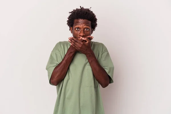 Ung Afrikansk Amerikansk Man Isolerad Vit Bakgrund Chockad Täcker Munnen — Stockfoto